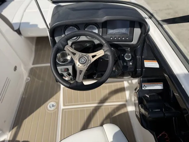 Slide: The Image of Yamaha 242 Limited S 2015 - 18