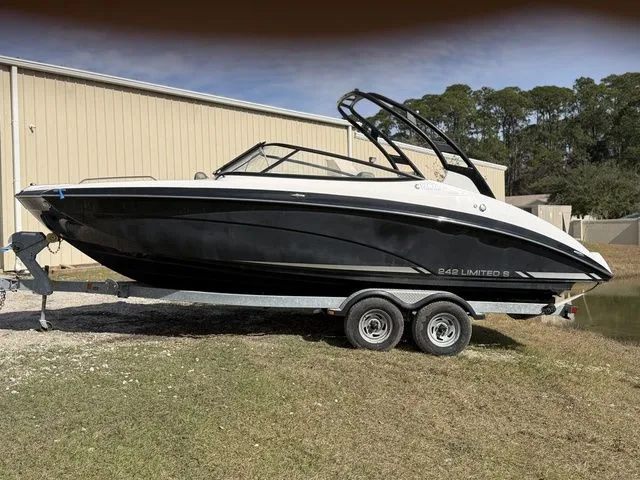 Slide: The Image of Yamaha 242 Limited S 2015 - 4