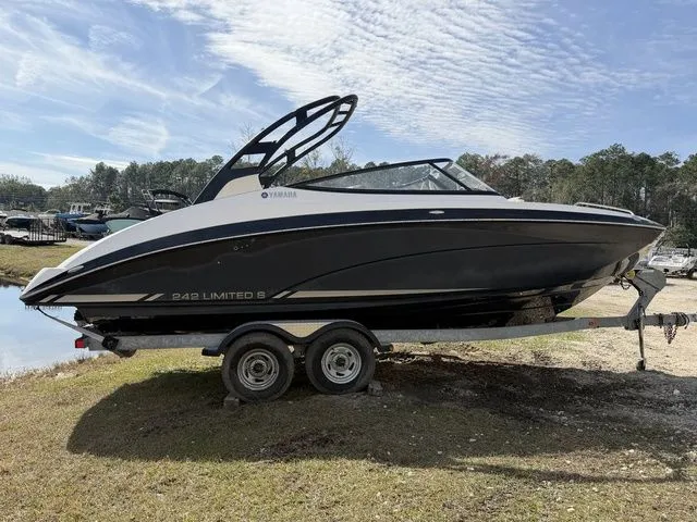 Slide: The Image of Yamaha 242 Limited S 2015 - 8