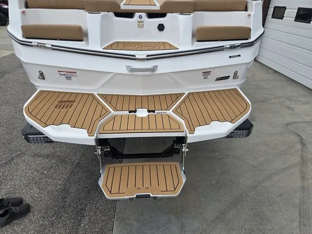 Slide: The Image of MasterCraft XT22 T 2026 - 11