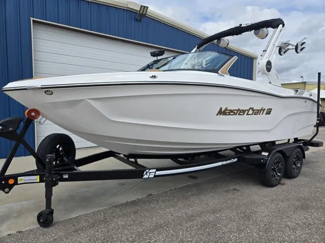 Slide: The Image of MasterCraft XT22 T 2026 - 3