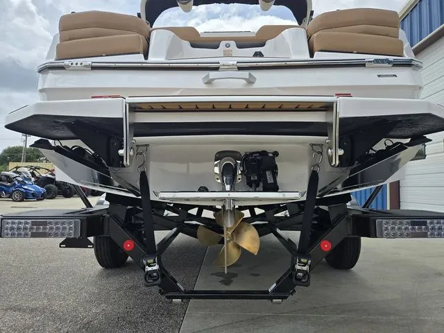 Slide: The Image of MasterCraft XT22 T 2026 - 7