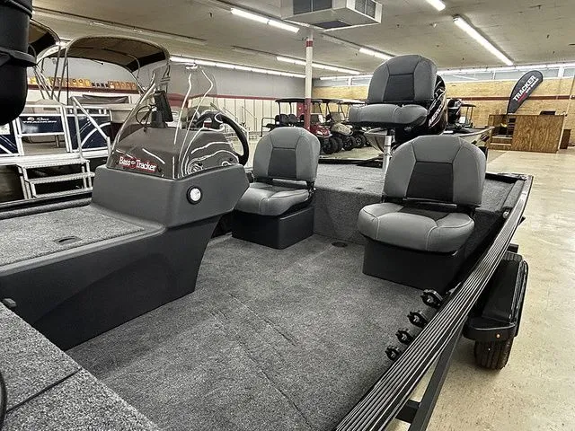 Slide: The Image of Tracker Bass Tracker Classic XL 2026 - 6