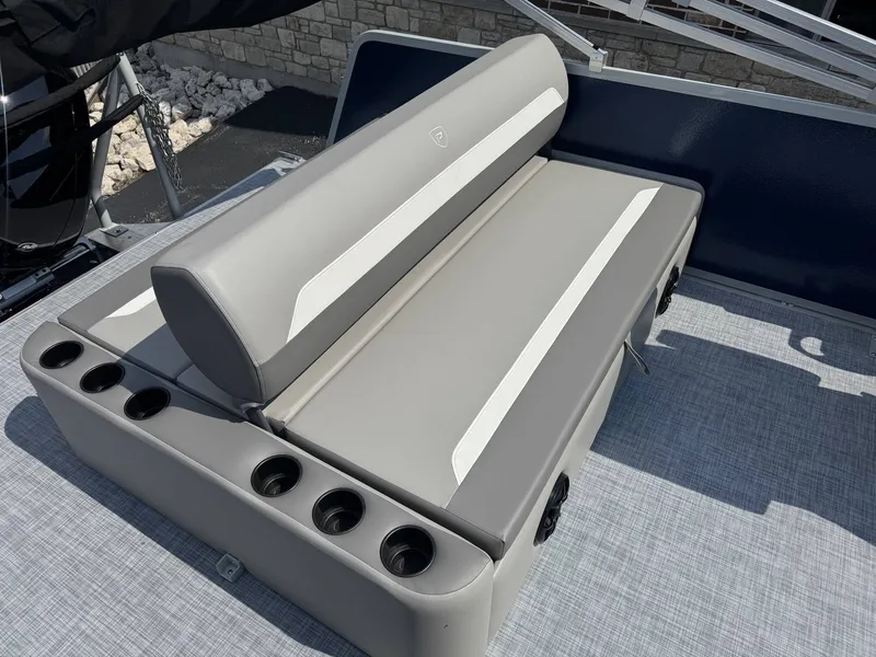Slide: The Image of Premier 220 SUNSCAPE RL 2026 - 15