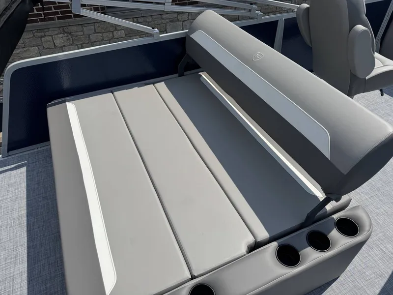Slide: The Image of Premier 220 SUNSCAPE RL 2026 - 17