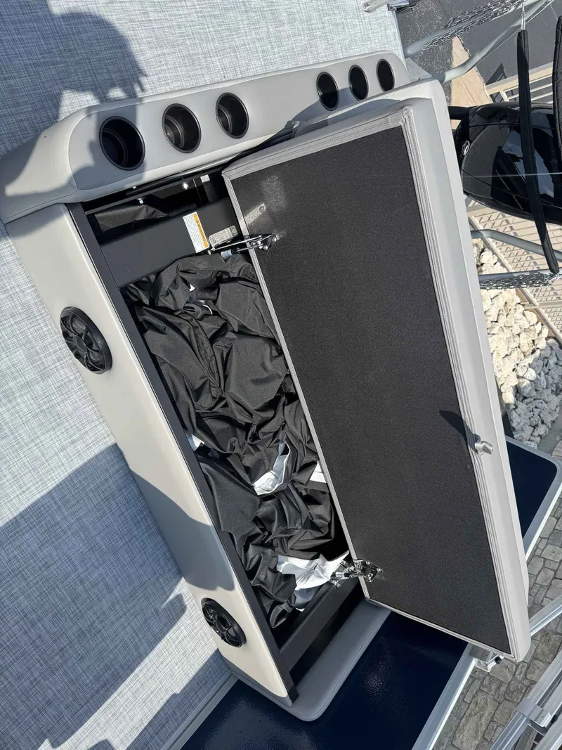 Slide: The Image of Premier 220 SUNSCAPE RL 2026 - 16