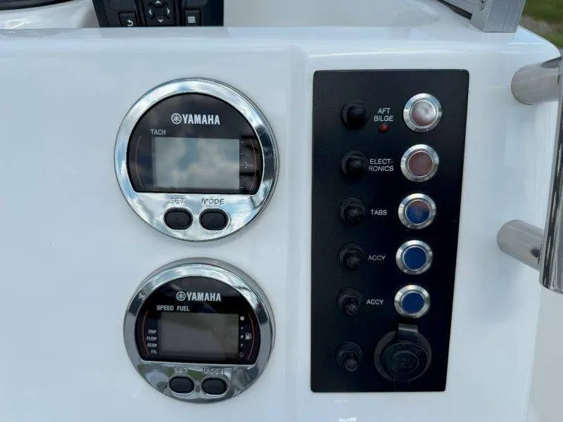 Slide: The Image of Robalo R180 Center Console 2019 - 23