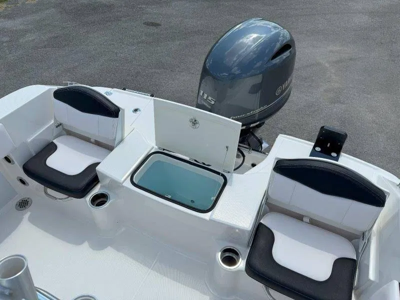 Slide: The Image of Robalo R180 Center Console 2019 - 32