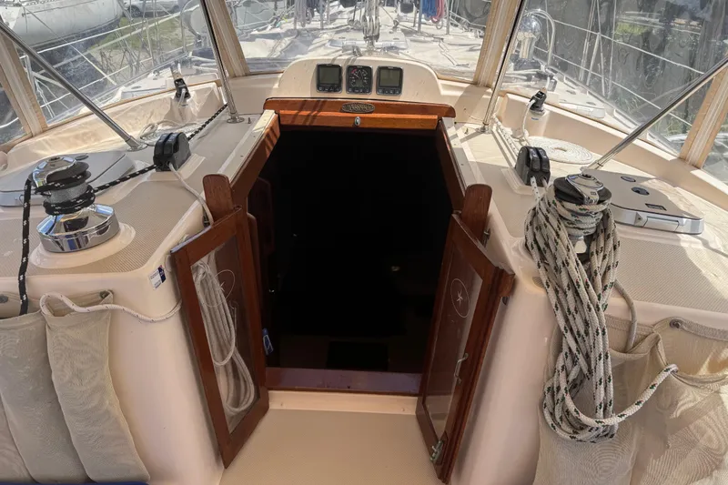 Slide: The Image of 2004 Island Packet 420 sailboat cockpit with open hatch and winches. - 44