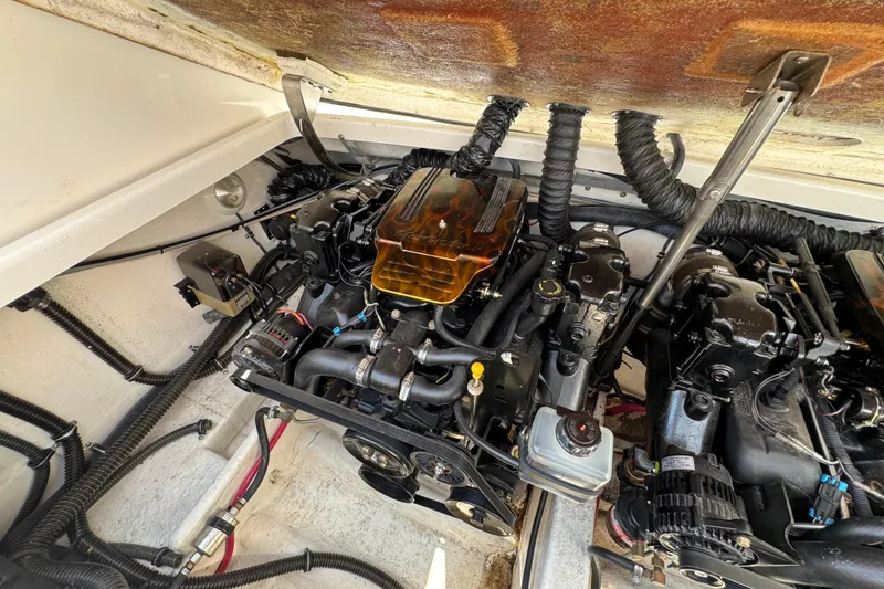 Slide: The Image of Storage compartment on a 2001 Formula 280 Bowrider with rope and fender. - 36