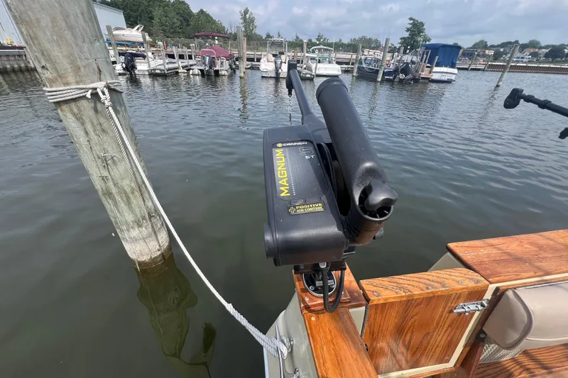Slide: The Image of 1986 Sea Ray 270 Amberjack with Cannon Magnum downrigger at marina dock. - 12
