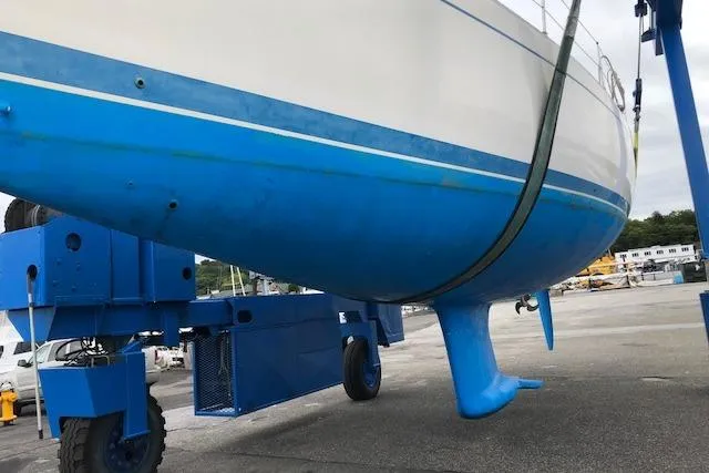 Slide: The Image of 1999 Sweden Yachts 45 sailboat on a lift, showcasing blue hull and keel. - 28