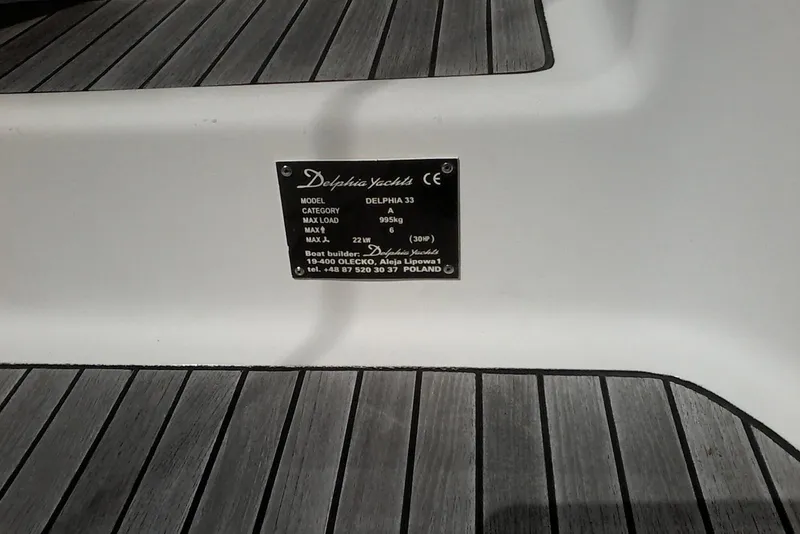 Slide: The Image of Plaque on 2007 Delphia 33 yacht displaying specifications and builder information. - 18