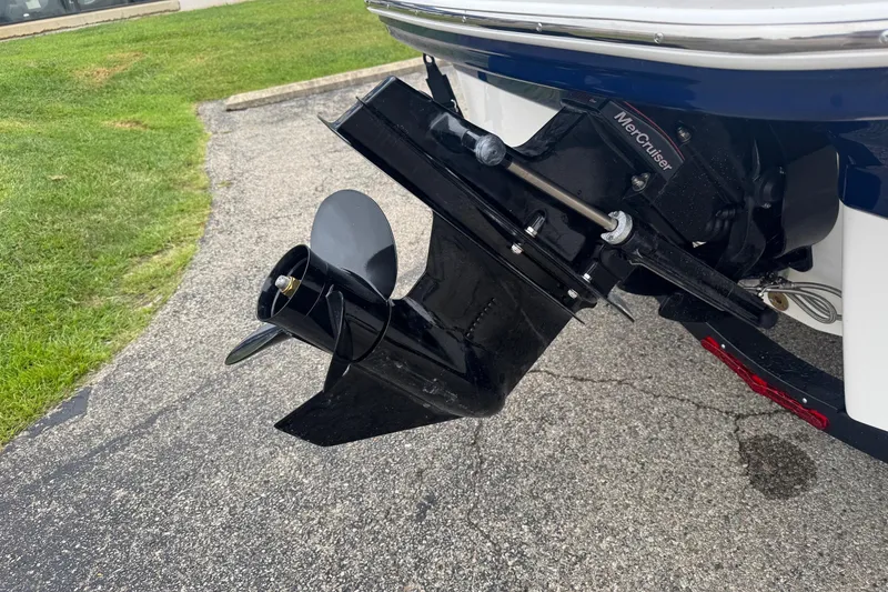 Slide: The Image of Throttle control of 2026 Chaparral 21 SSi boat, featuring sleek design and ergonomic handle. - 18