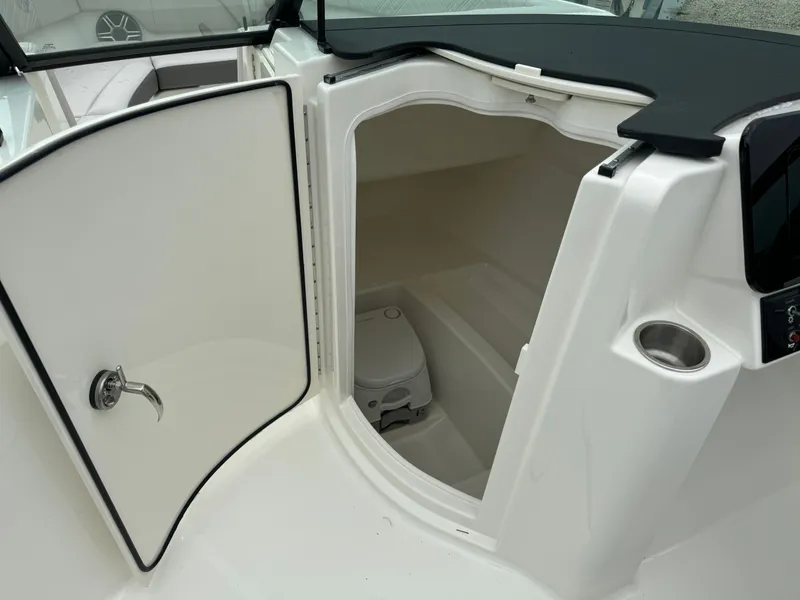Slide: The Image of Sea Ray SDX 250 Outboard 2026 - 28