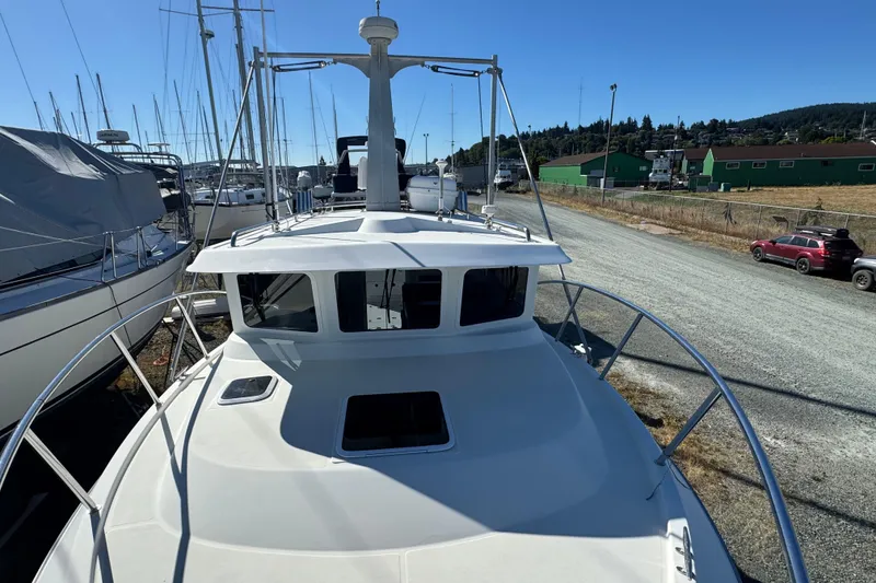 Slide: The Image of 2005 Ocean Sport Roamer 30 boat docked, surrounded by other vessels and a clear blue sky. - 4