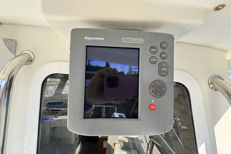 Slide: The Image of Raymarine DS600X fishfinder on 2005 Ocean Sport Roamer 30 boat dashboard. - 46