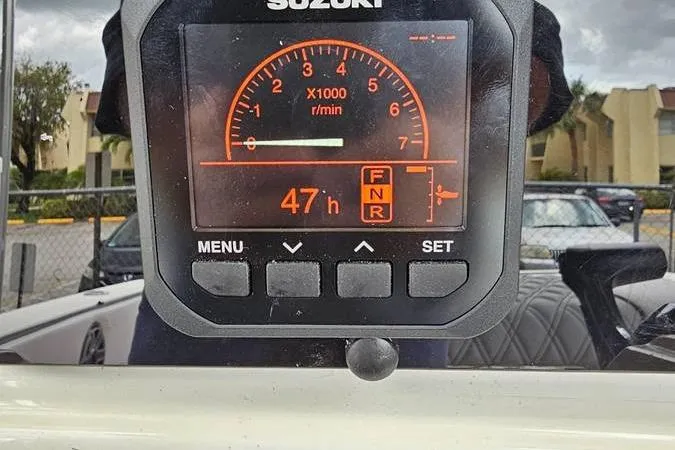 Slide: The Image of Suzuki engine display on 1997 Fountain Sportfish 27, showing 47 hours runtime. - 4