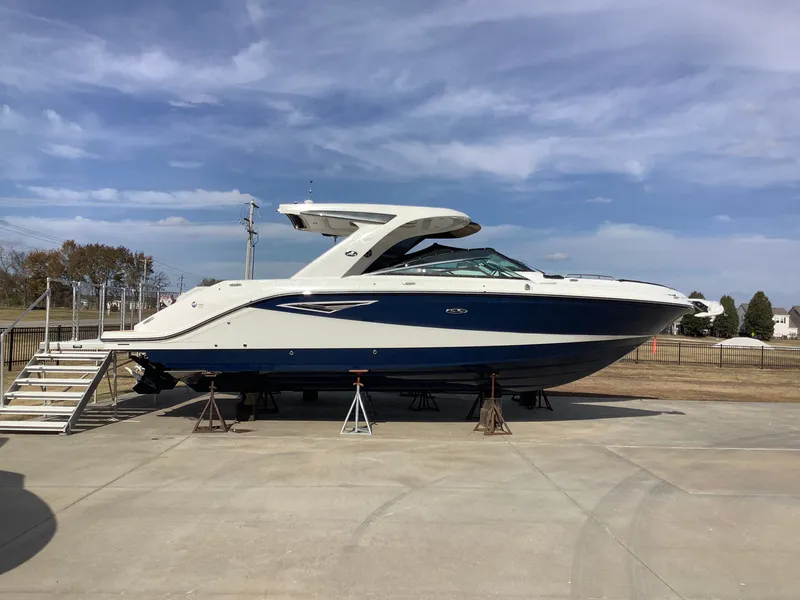 Slide: The Image of Sea Ray SLX 310 2026 - 1
