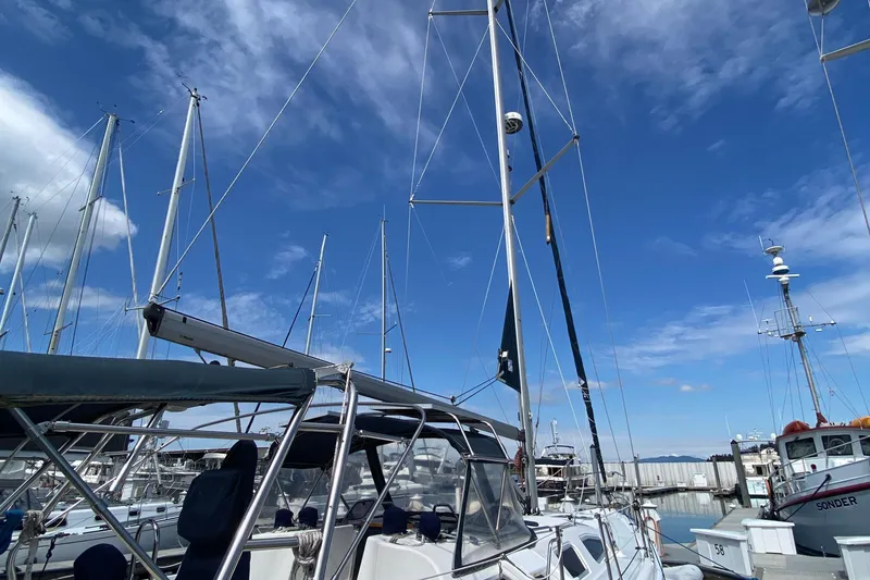Slide: The Image of Sailboat Hunter 386, 2003 model, docked under a clear blue sky. - 85