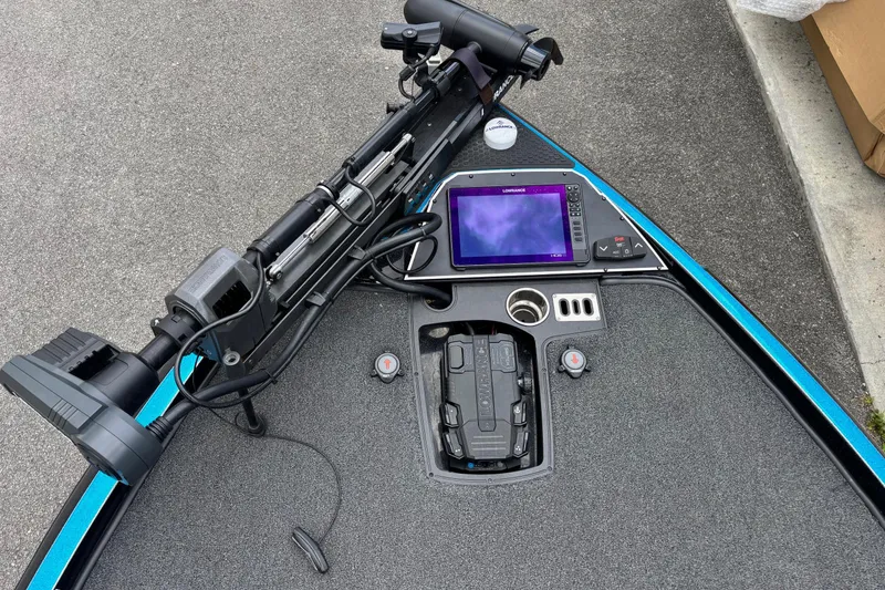 Slide: The Image of 2022 Ranger Z520R boat deck with trolling motor and Lowrance fishfinder. - 3