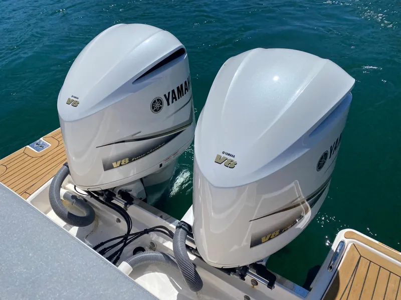Slide: The Image of 2019 Tiara Sport 34 LX - 47