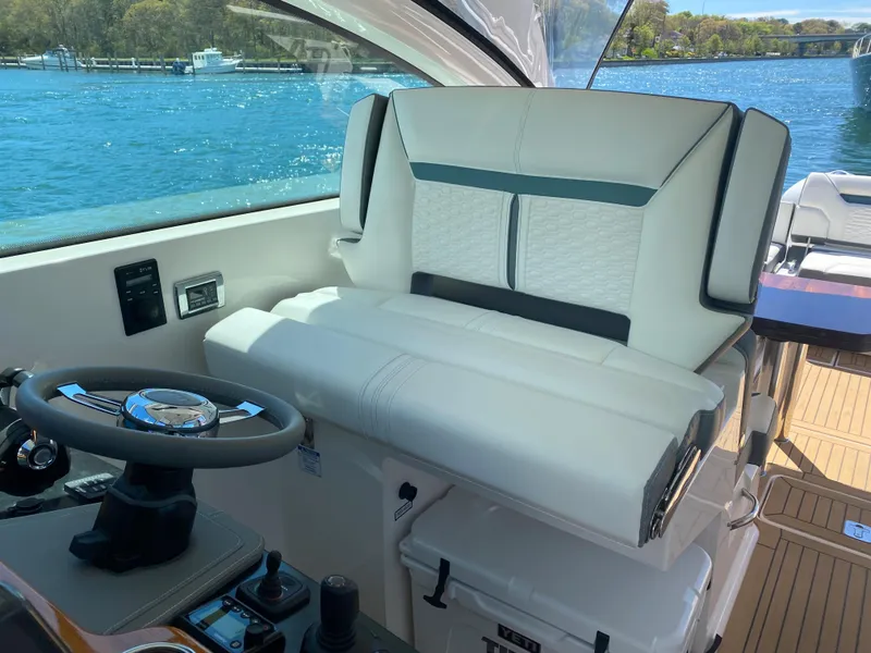 Slide: The Image of 2019 Tiara Sport 34 LX - 27