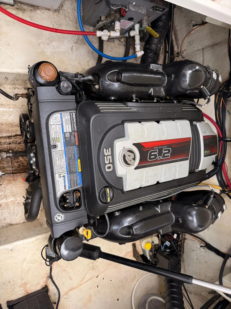 Slide: The Image of Monterey 295 Sport Yacht 2018 - 16