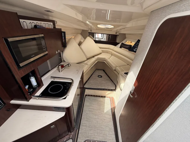 Slide: The Image of Monterey 295 Sport Yacht 2018 - 21