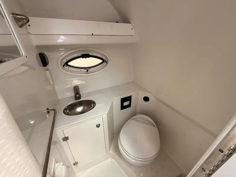 Slide: The Image of Monterey 295 Sport Yacht 2018 - 22