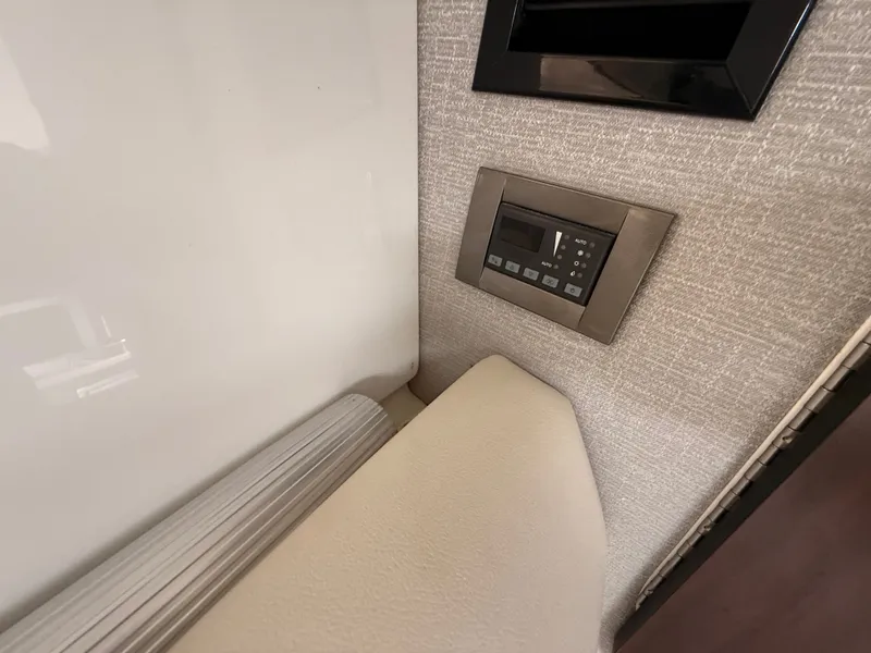 Slide: The Image of Monterey 295 Sport Yacht 2018 - 25