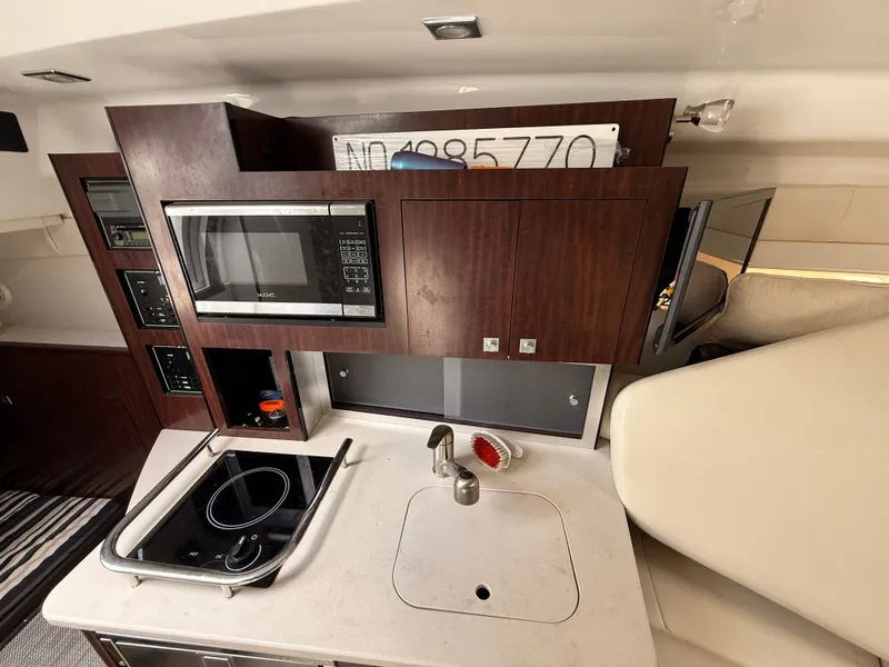 Slide: The Image of Monterey 295 Sport Yacht 2018 - 26