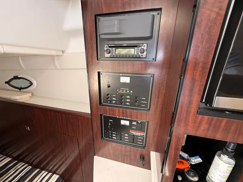 Slide: The Image of Monterey 295 Sport Yacht 2018 - 31