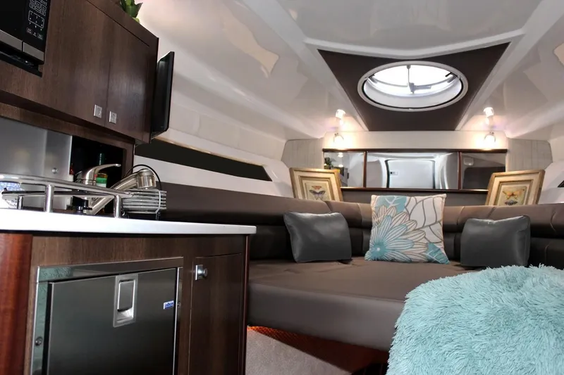 Slide: The Image of Monterey 295 Sport Yacht 2018 - 38