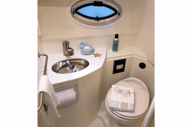 Slide: The Image of Monterey 295 Sport Yacht 2018 - 39