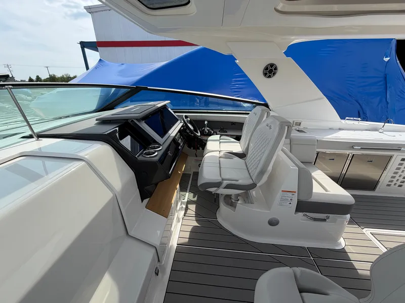 Slide: The Image of Sea Ray SLX 400 2026 - 26