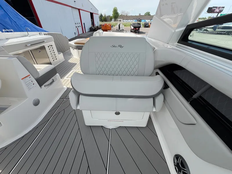 Slide: The Image of Sea Ray SLX 400 2026 - 32
