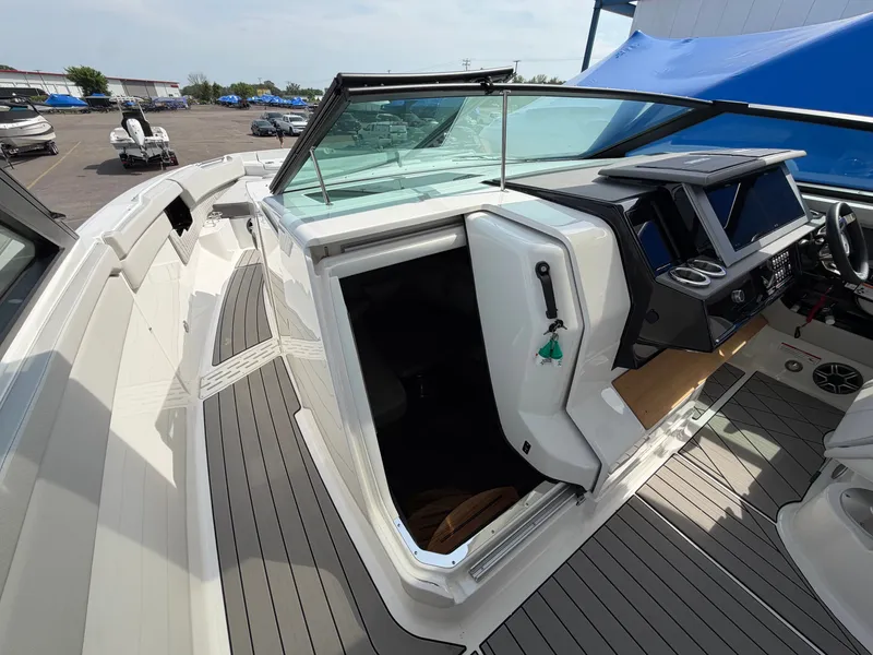 Slide: The Image of Sea Ray SLX 400 2026 - 35