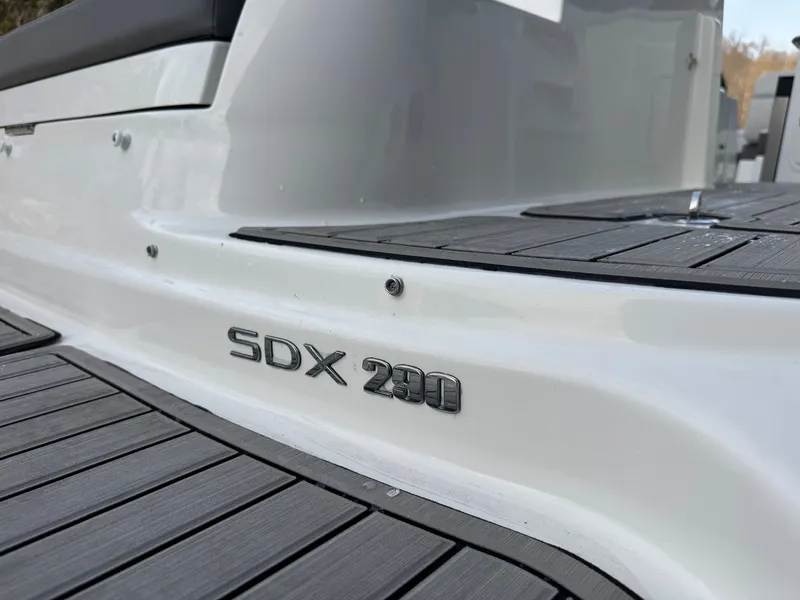 Slide: The Image of Sea Ray SDX 290 2026 - 18