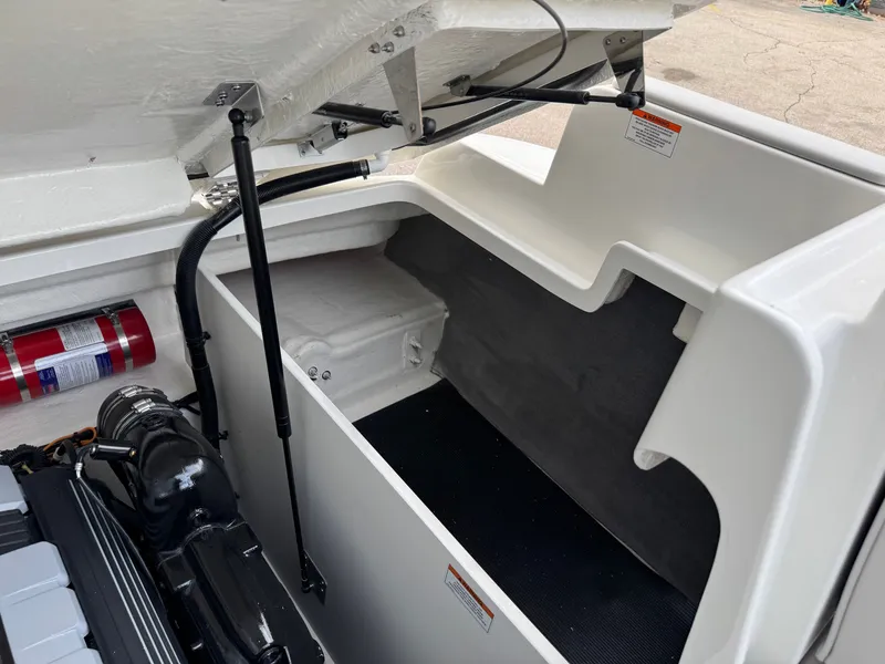 Slide: The Image of Sea Ray SDX 290 2026 - 33