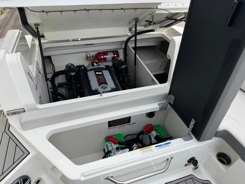 Slide: The Image of Sea Ray SDX 290 2026 - 36