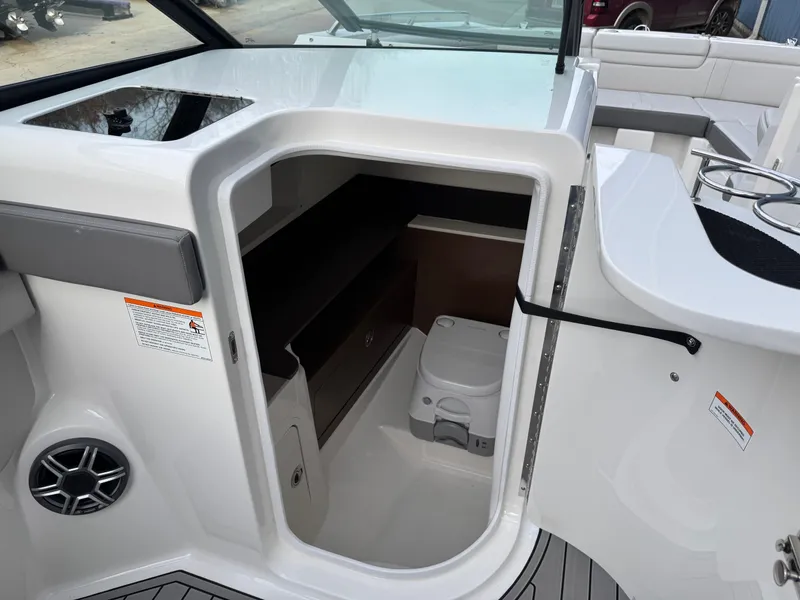 Slide: The Image of Sea Ray SDX 290 2026 - 43