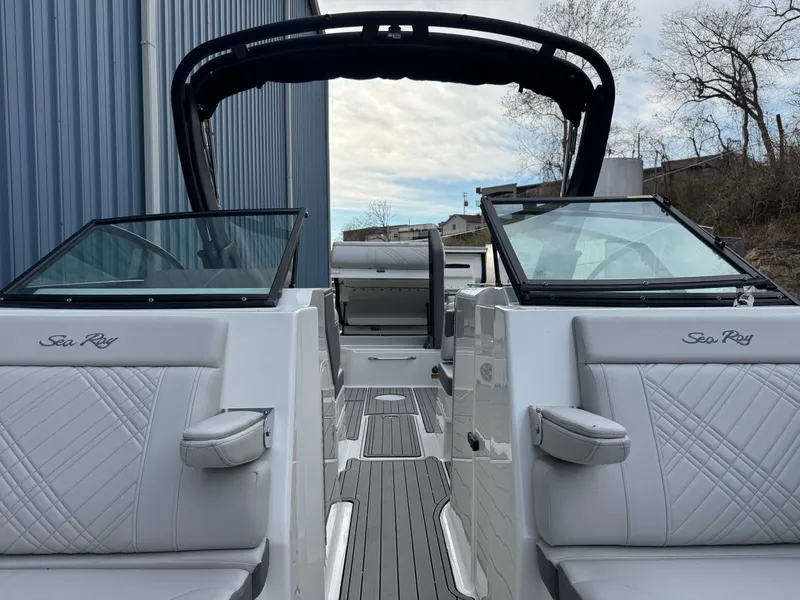 Slide: The Image of Sea Ray SDX 290 2026 - 51