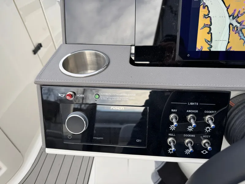 Slide: The Image of Sea Ray SDX 290 2026 - 59