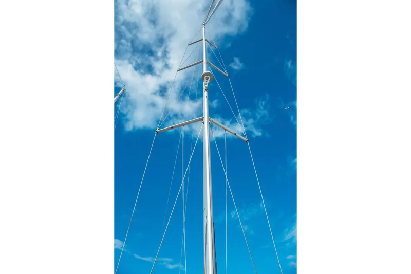 Slide: The Image of Mast of 2016 Beneteau Oceanis 60 sailboat against a clear blue sky. - 42