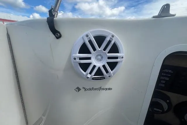 Slide: The Image of Rockford Fosgate speaker on 2000 Sea Ray 270 Sundancer boat, clear sky background. - 8