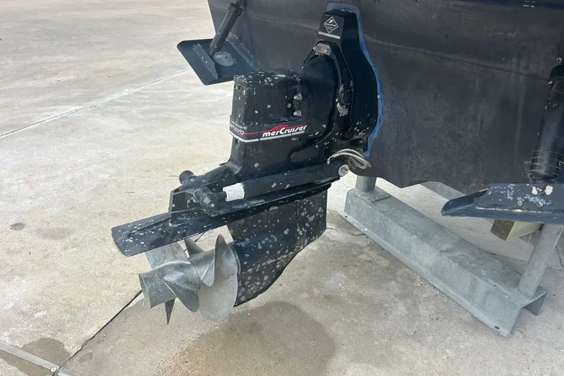 Slide: The Image of Outboard motor of a 2005 Sea Ray 260 Sundancer on a concrete surface. - 5