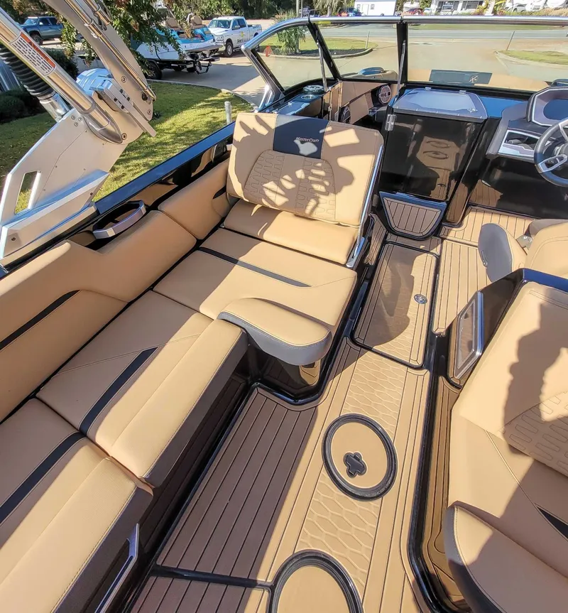 Slide: The Image of MasterCraft X26 2020 - 15