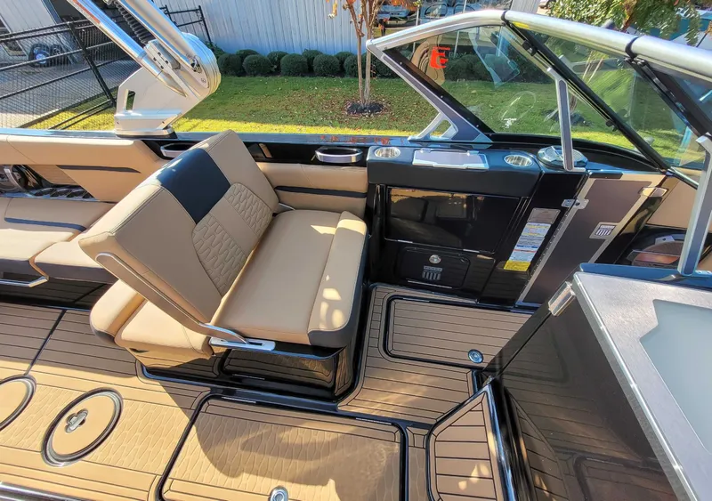 Slide: The Image of MasterCraft X26 2020 - 16