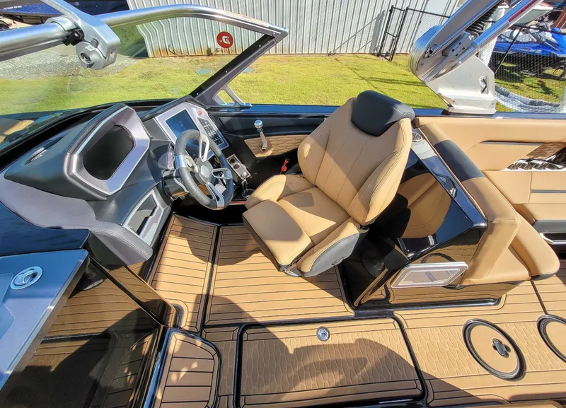 Slide: The Image of MasterCraft X26 2020 - 18